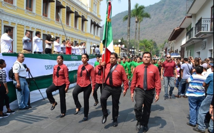 En Orizaba participan 12 mil estudiantes en el desfile del 5 de mayo - AVC  Noticias