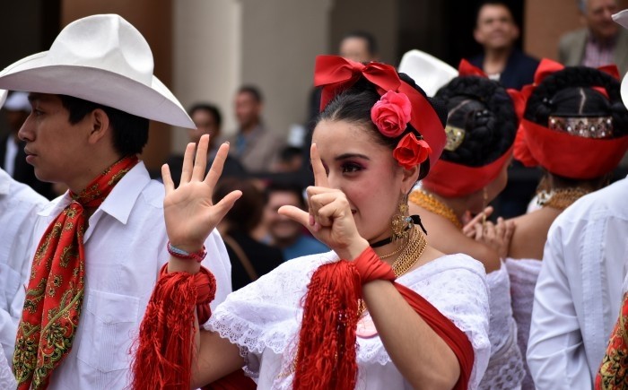 Más de 2 mil 400 bailarines rompen el record de La Bamba - AVC Noticias