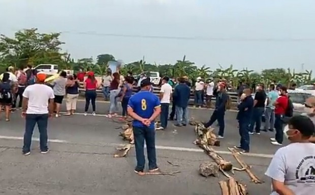 Protestan trabajadores del ingenio La Gloria, bloquean la carretera Cardel-Cempoala  - AVC Noticias