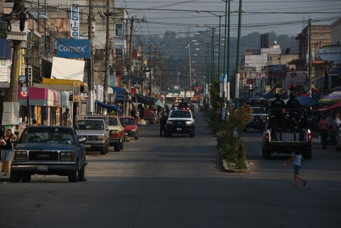 Reducen la movilidad en colonia Revolución con filtros de seguridad - AVC  Noticias