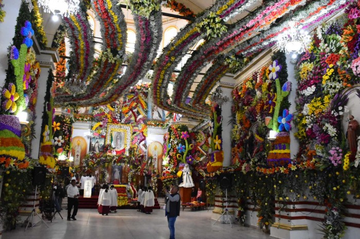 Con miles de flores cubren interior de la iglesia de Santa Mar�a de  Guadalupe de La Perla - AVC Noticias