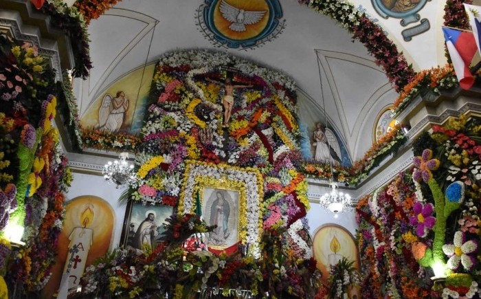 Con miles de flores cubren interior de la iglesia de Santa María de  Guadalupe de La Perla - AVC Noticias