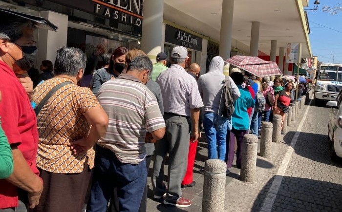 Inconformidad en el centro de Xalapa por largas filas para el cobro de  pensiones Bienestar - AVC Noticias